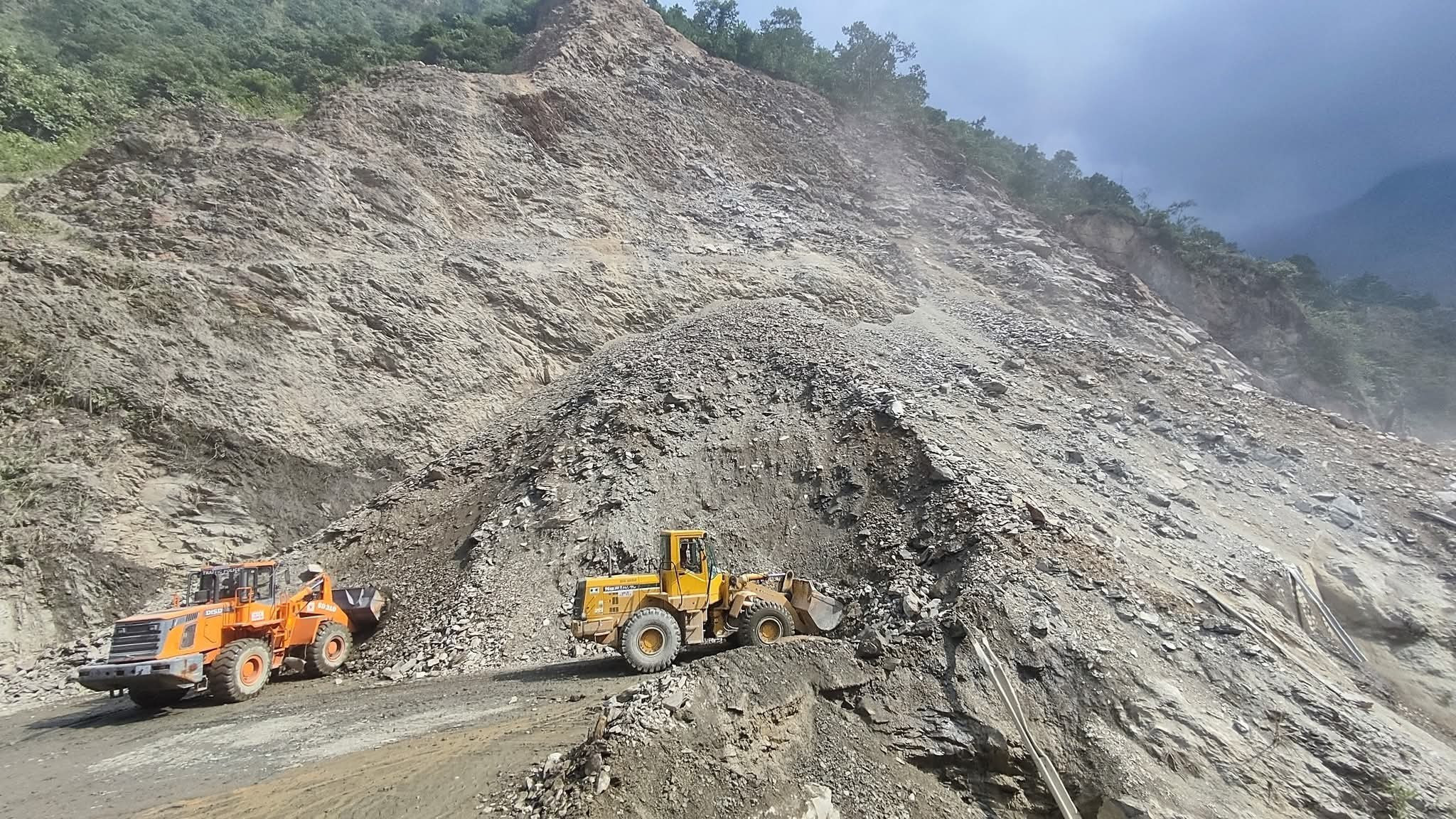 देशका मुख्य राजमार्ग अवरुद्ध, वर्षा र पहिरोले यातायात प्रभावित