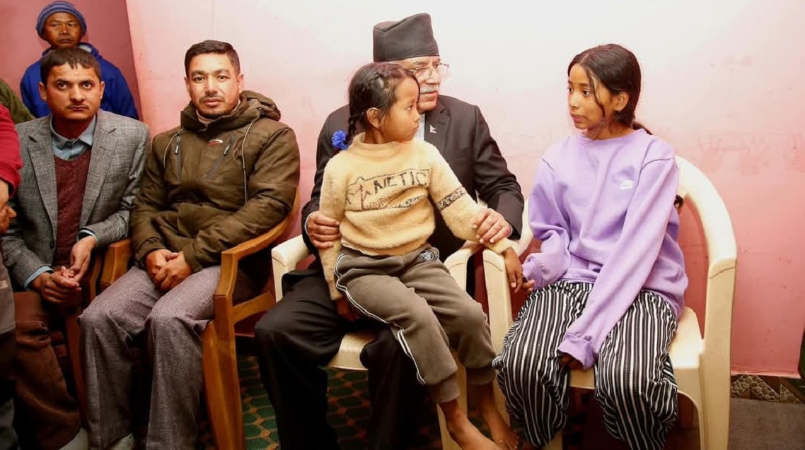 झाँक्री भुजेलको कारको ठक्करबाट मारिएका दम्पतीका २ छोरीको अभिभावक बन्ने प्रचण्डको घोषणा