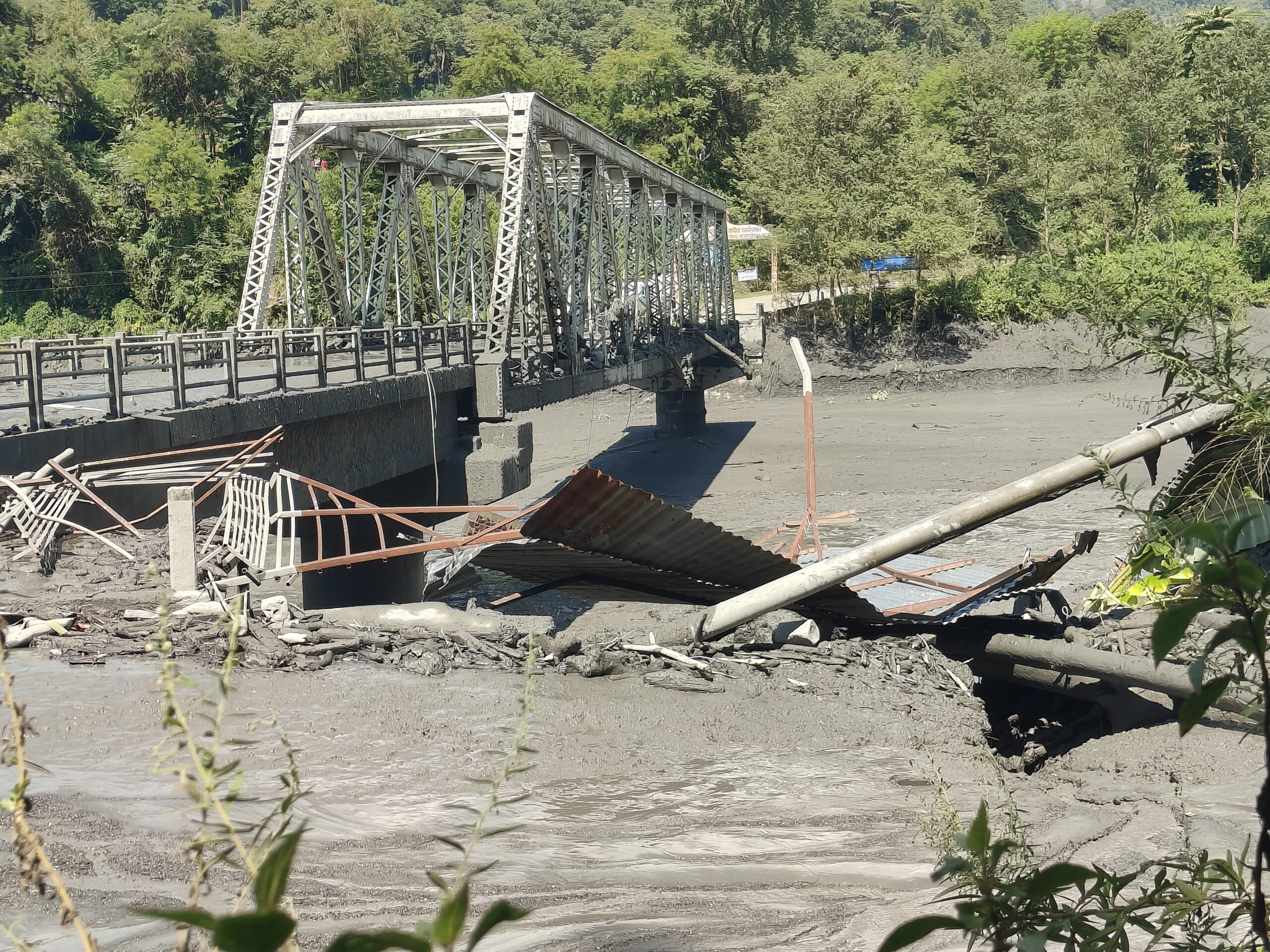 बुढीगण्डकी बाढीले अवरुद्ध विद्युत् सेवा पुनः सञ्चालन गर्न तीव्रता, रातिसम्म आरूघाटका सबै क्षेत्रमा चार्ज गर्ने प्रयास