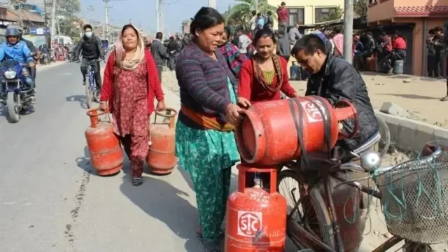 अबदेखि खाना पकाउने ग्यास आधा सिलिन्डर मात्रै पाइने : बिजुलीको खपत बढाउन आग्रह