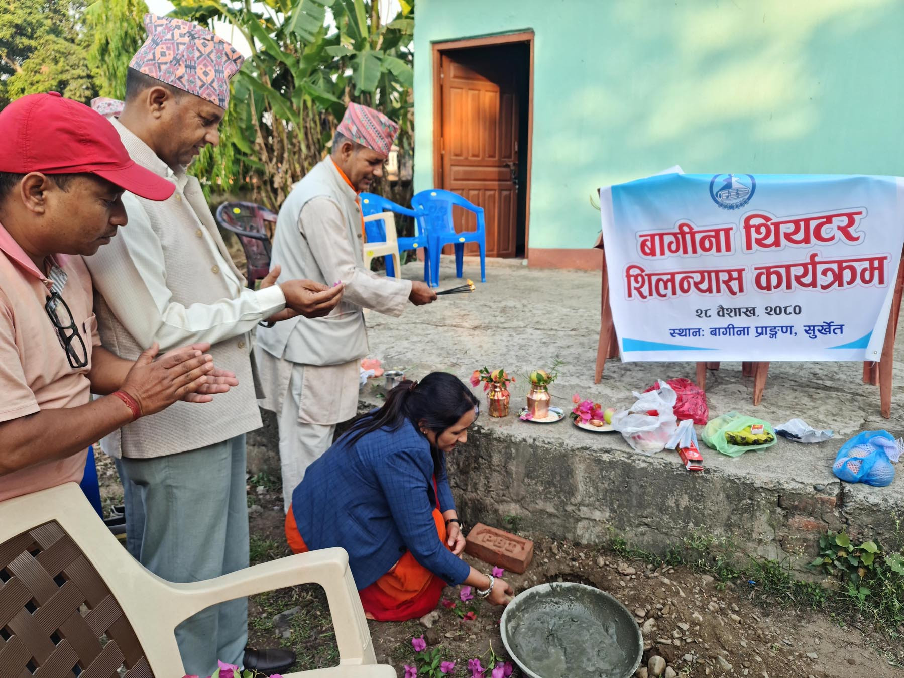 थियटरको शिलान्यास गर्दै नगरप्रमुख ढकाल