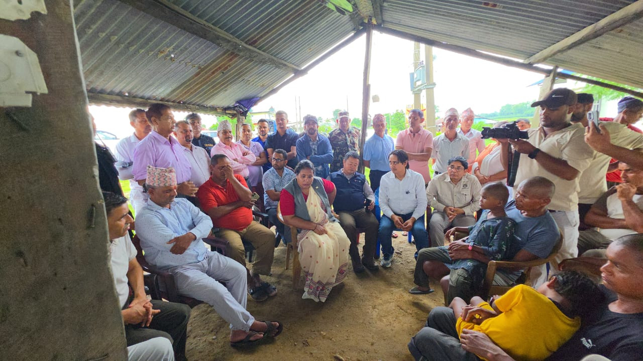 चितवनमा वन्यजन्तु आक्रमणका पीडितको घरमै पुगिन् मन्त्री चौधरी