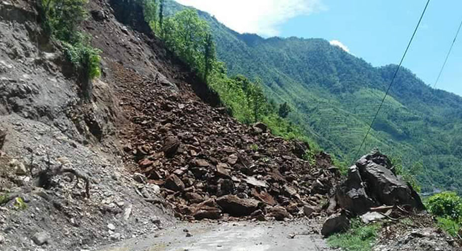 नारायणगढ–मुग्लिन सडकखण्डको मुग्लिन नजिकै पहिरो खसेपछि सडक अवरुद्ध