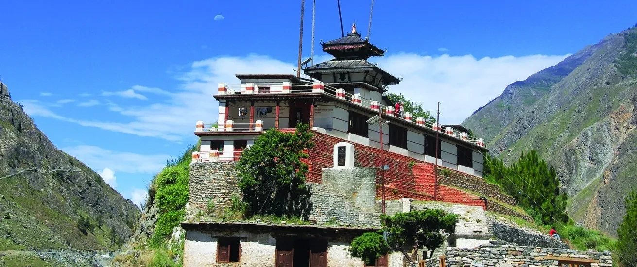 डोल्पा प्रसिद्ध शक्तिपीठ त्रिपुरासुन्दरीका सिँढी तोडफोड