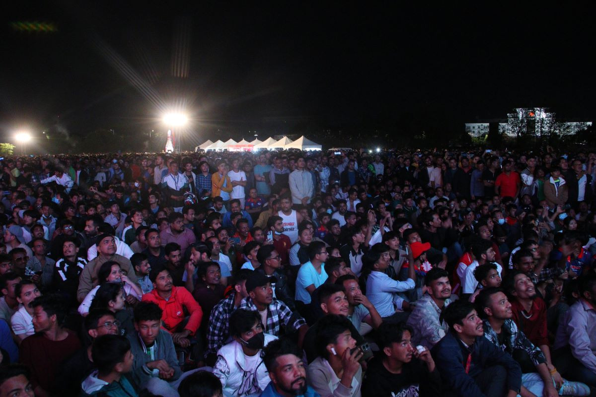 टुँडिखेलको खुल्ला आकाश मुनि टी–२० विश्वकपको मज्जा लिँदै नेपाली क्रिकेटर फ्यानहरु