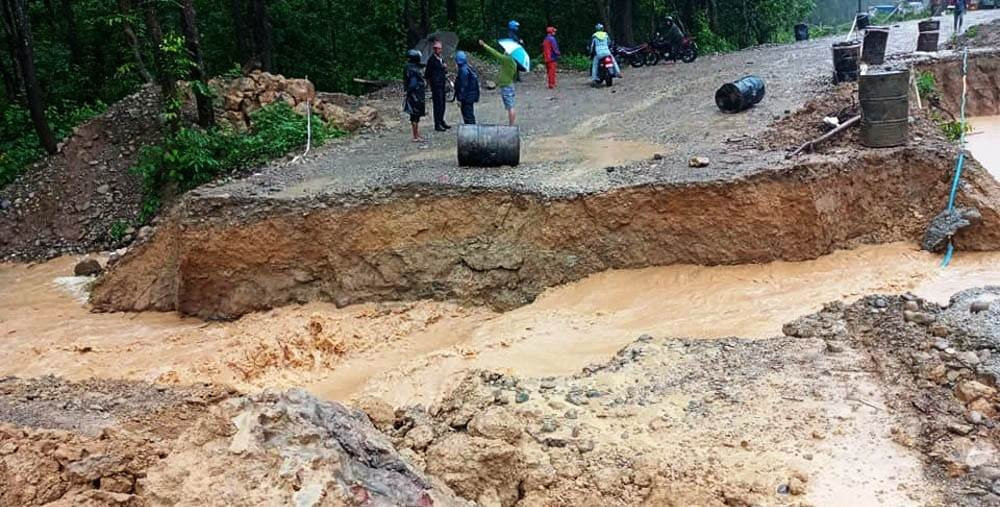 पूर्व पश्चिम राजमार्गअन्तर्गत नवलपरासीमा सडक बन्द