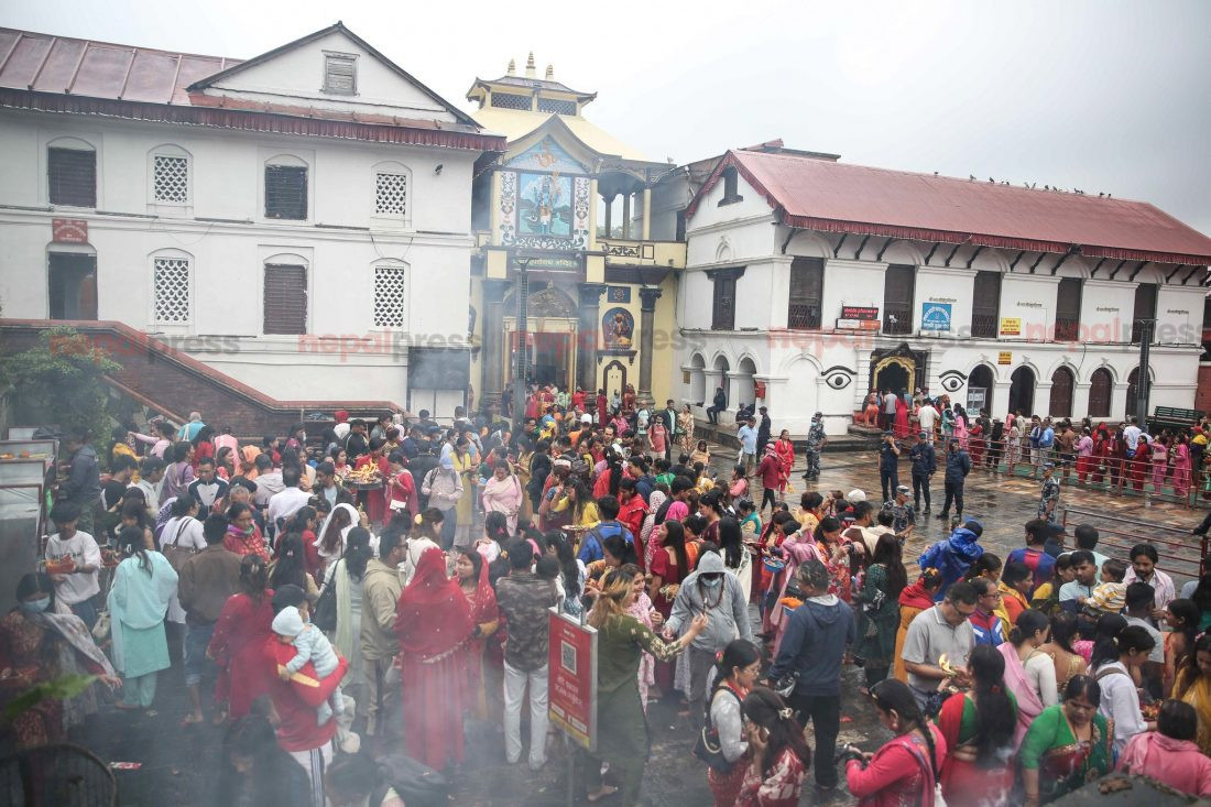 साउनको दोस्रो सोमबार बिहानैदेखि पशुपतिनाथलगायत देशभरका शिवालयमा दर्शनार्थीको भीड
