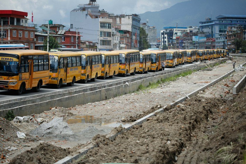 चक्रपथमा निजी स्कुलका बसको र्‍याली