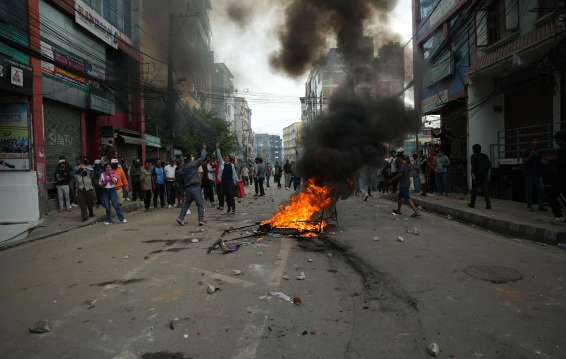 माधव नेपाल, शंकर पोखरेल र गोकर्ण विष्टको घरमा तोडफोड