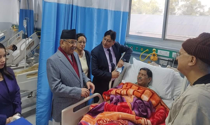गृहमन्त्री श्रेष्ठलाई भेट्न अस्पताल पुगे प्रधानमन्त्री प्रचण्ड