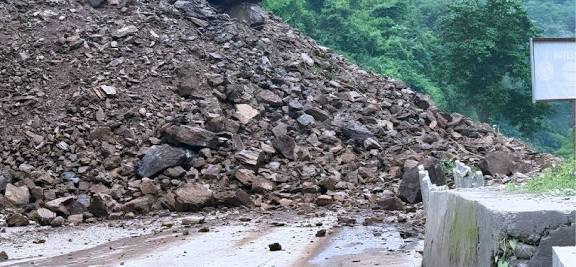 धादिङको बाङ्गेमा खसेको विशाल पहिरोका कारण राजमार्ग पूर्ण रूपमा अवरुद्ध