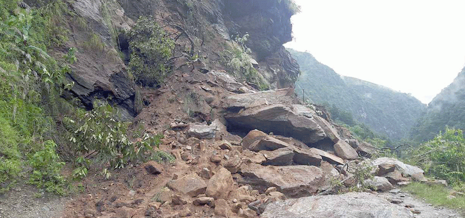 पहिरोले अवरुद्ध बनेको जयपृथ्वी राजमार्ग सञ्चालनमा