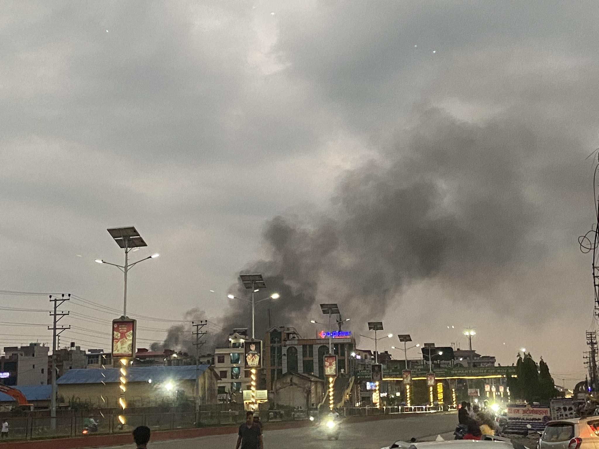 बुटवलको डेल्टा एजुकेसन मार्टमा आगलागी,आगो निभाउने काम हुँदै
