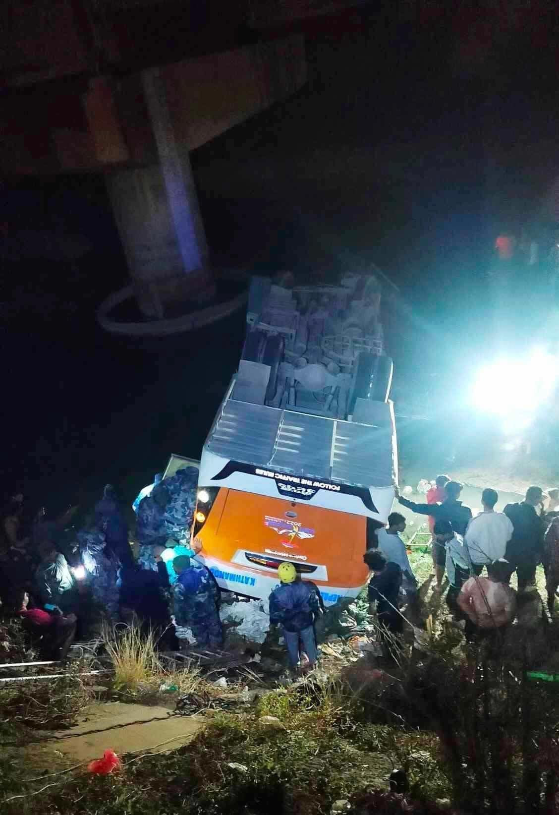 दाङ बस दुर्घटना : २ भारतीयसहित ८ जना मृतकको सनाखत, २ शव पहिचान हुन बाँकि