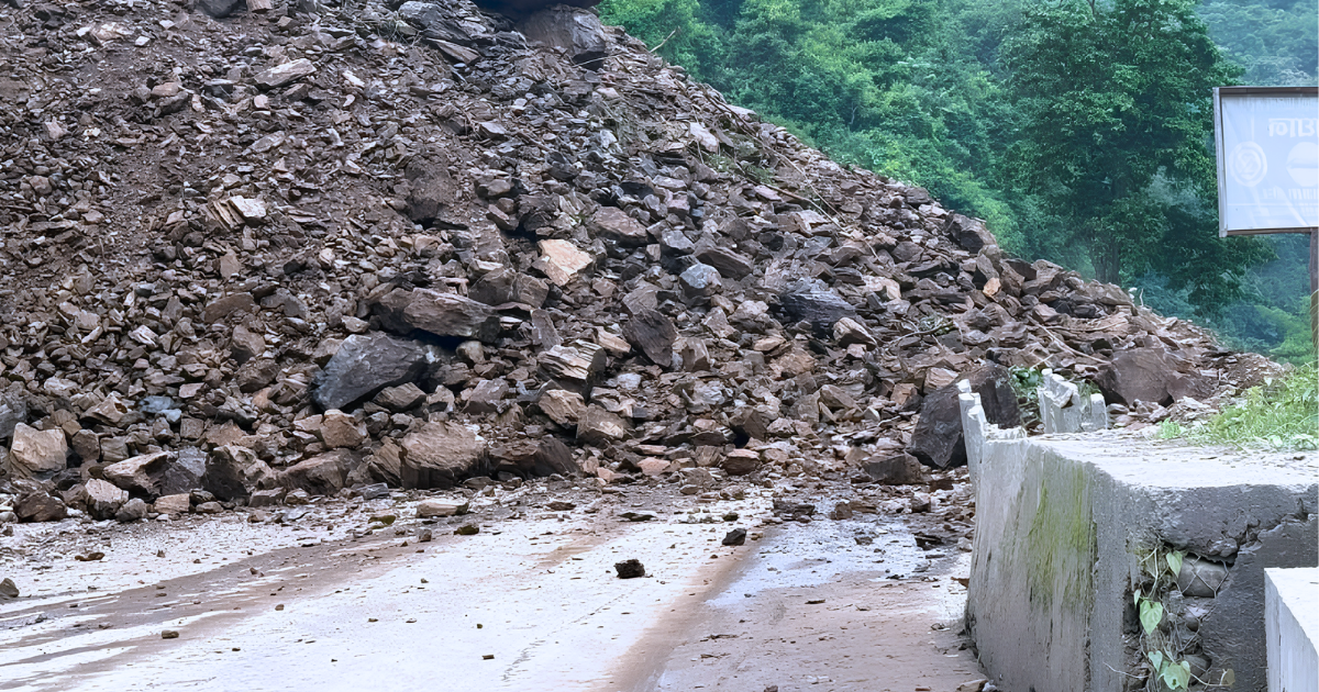 वर्षाका कारण विभिन्न जिल्लाका सडक अवरुद्ध, केही सडकमा राति सवारी सञ्चालनमा रोक