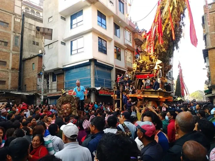 महिलाले ताने रातो मच्छिन्द्रनाथको रथ