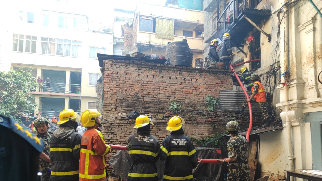 काठमाडौंको मखनटोलमा भीषण आगलागी, एक महिलाको मृत्यु