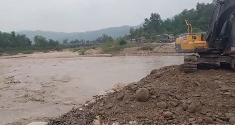 पूर्व–पश्चिम राजमार्ग अवरुद्ध : नवलपरासीको दुम्किबासमा बाढीले डाइभर्सन बगायो