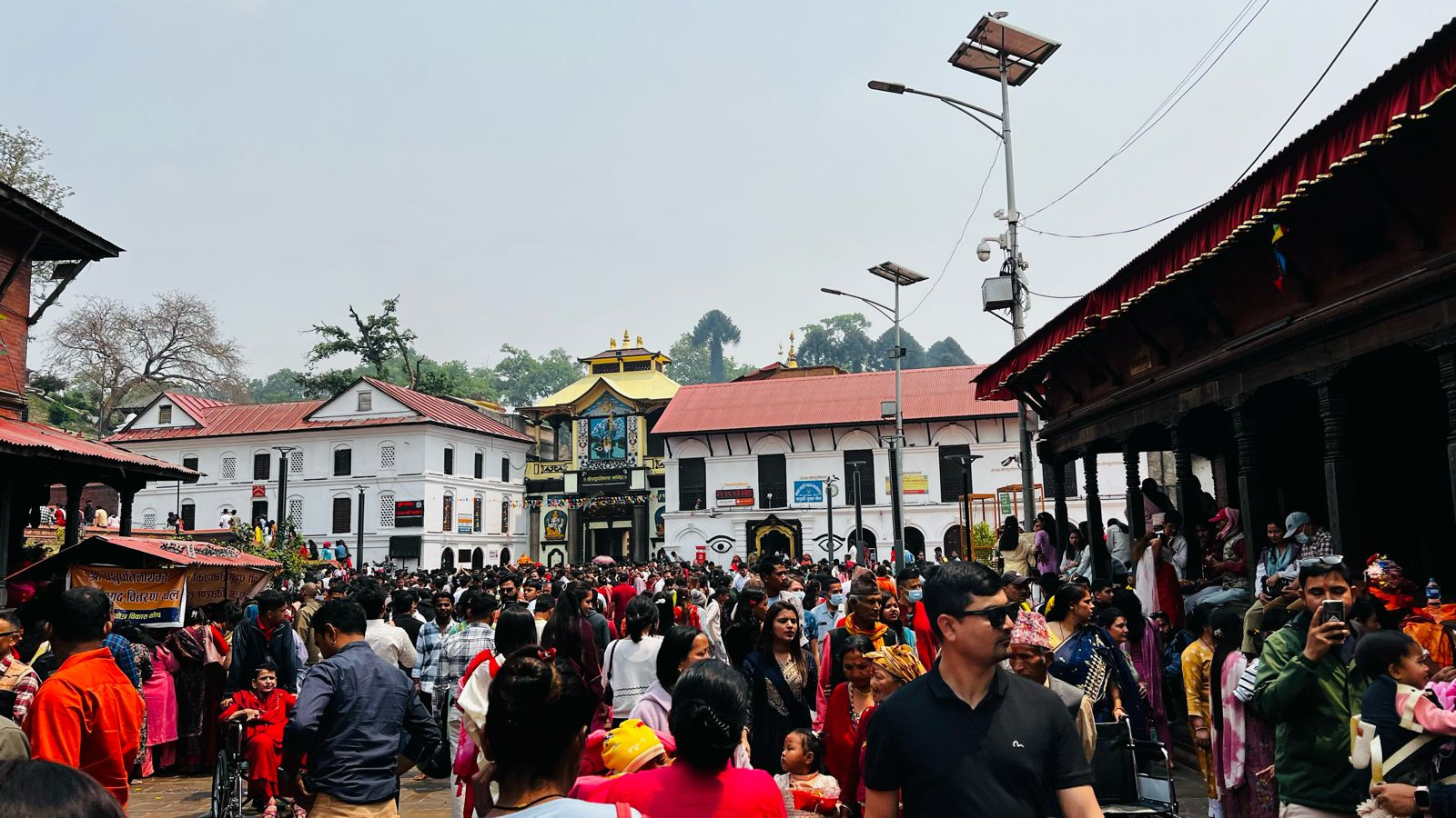 पशुपतिनाथमा रमाउँदै गरेका भक्तजनहरुको (फोटो कथा),  नयाँवर्षमा तस्बिरबाटै दर्शन गर्नुहोस् महादेवको