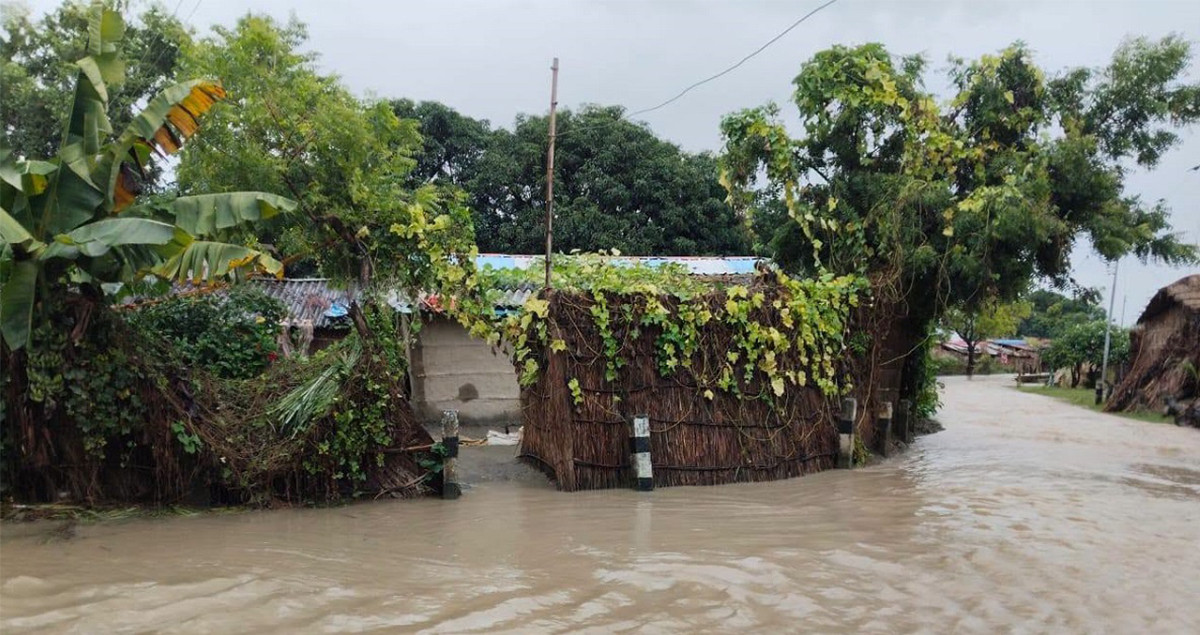 लगातार वर्षाले जनजीवन प्रभावित : सप्तरीमा ५०० घर डुबानमा, बागलुङ र कर्णालीका राजमार्ग अवरुद्ध