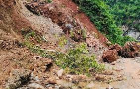 अरनिको राजमार्ग अवरुद्ध: सडक खुलाउने प्रयास हुँदै