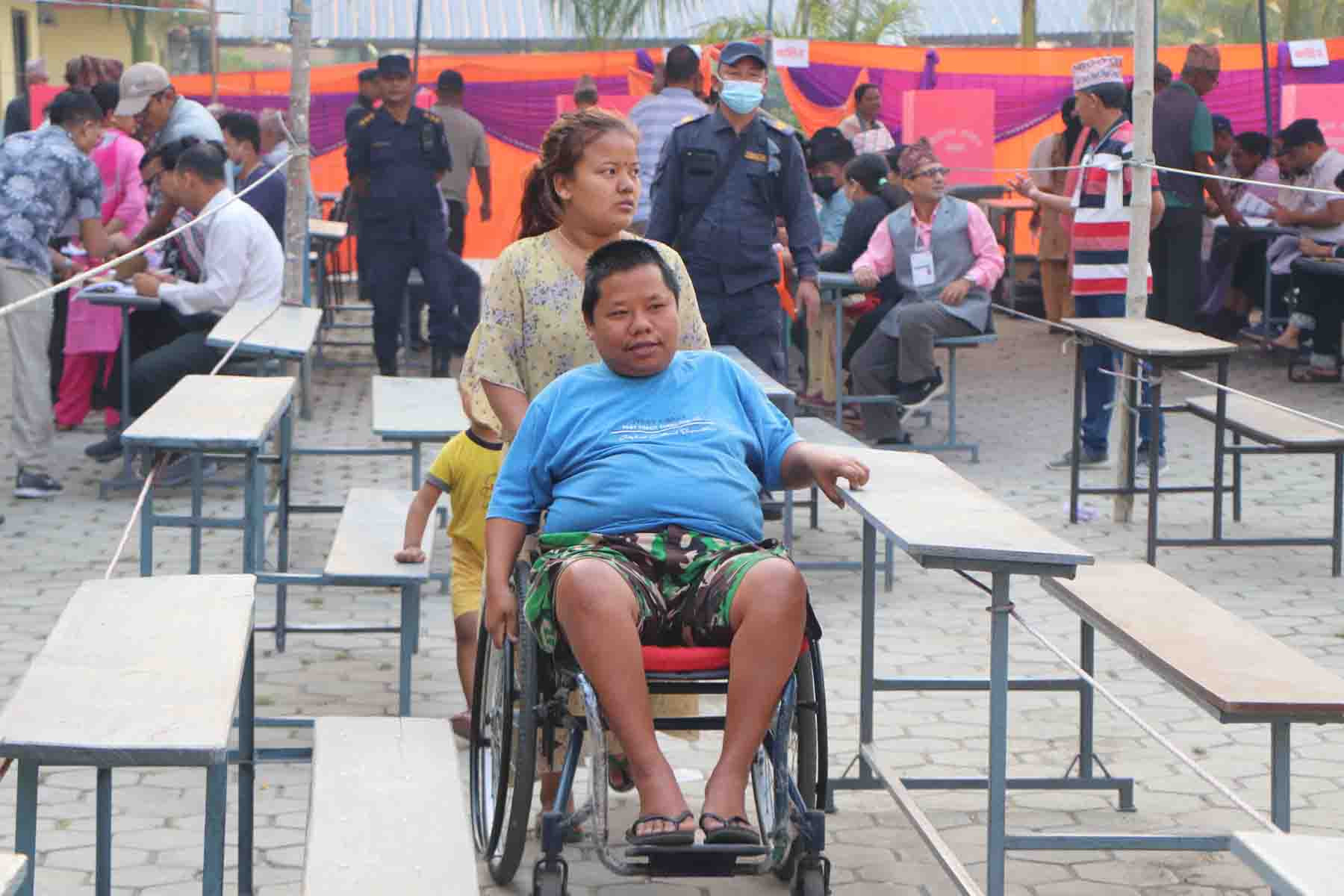 मतदानका लागि लामवद्ध मतदाता (फोटो फिचर)