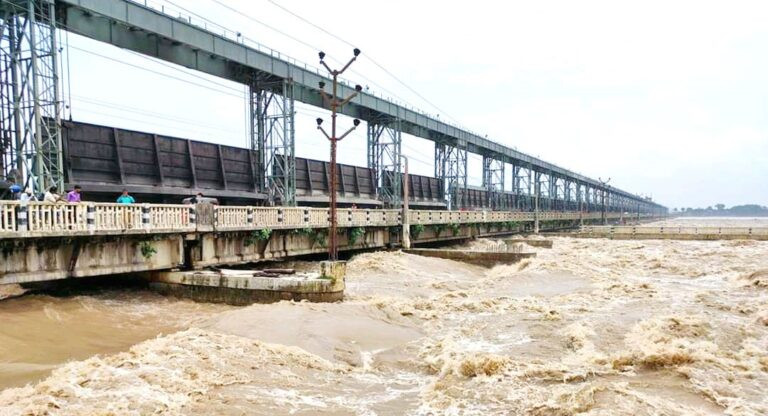 सप्तकोशी नदीमा जलबहाव बढ्दै गएपछि कोशी ब्यारेजका ५० वटा गेट खोलियो