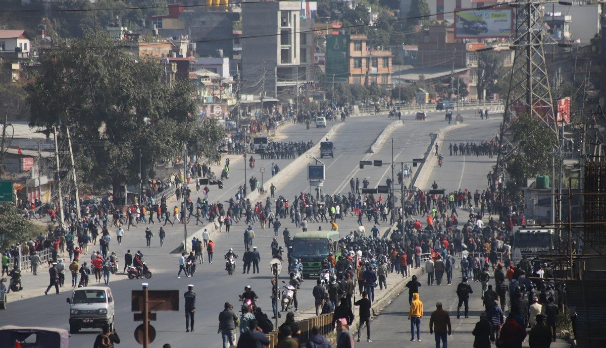 दुर्गा प्रसाईंको कार्यक्रमस्थलमा दुई पक्षबीच ढुंगा हानाहान