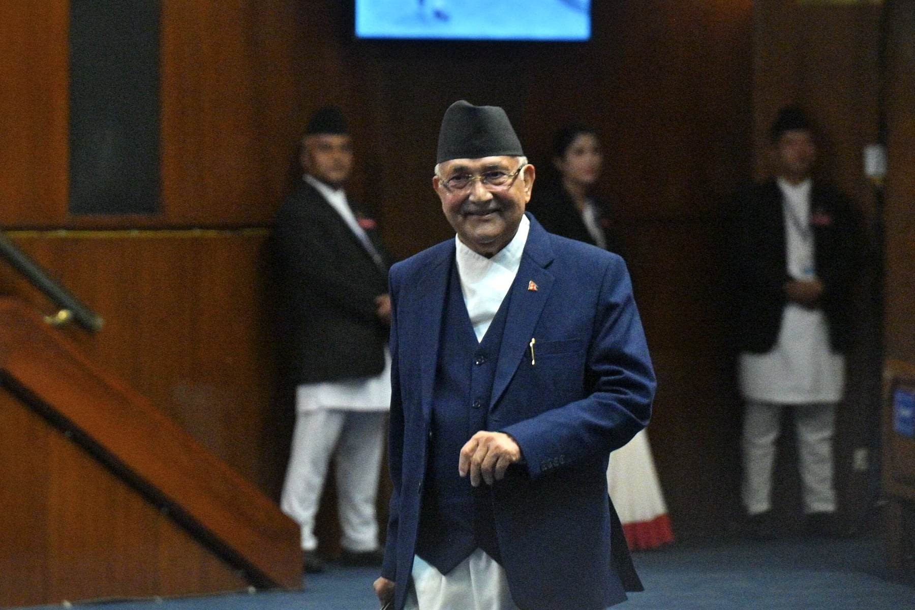 प्रधानमन्त्री ओलीलाई हिटलर हो ? भनेर प्रश्न सोध्ने पत्रकारको पास एक महिना रद्द