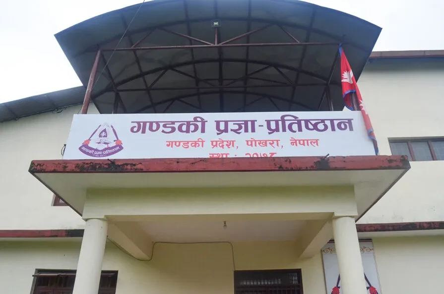सात जना श्रष्टालाई सम्मान गरिँदै