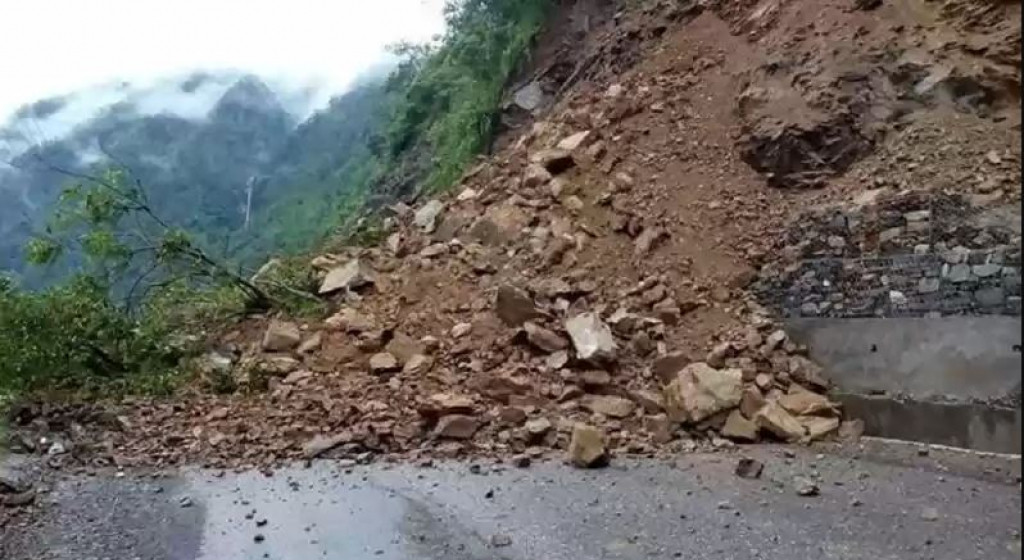 महाकाली राजमार्ग पहिरोले अवरुद्ध