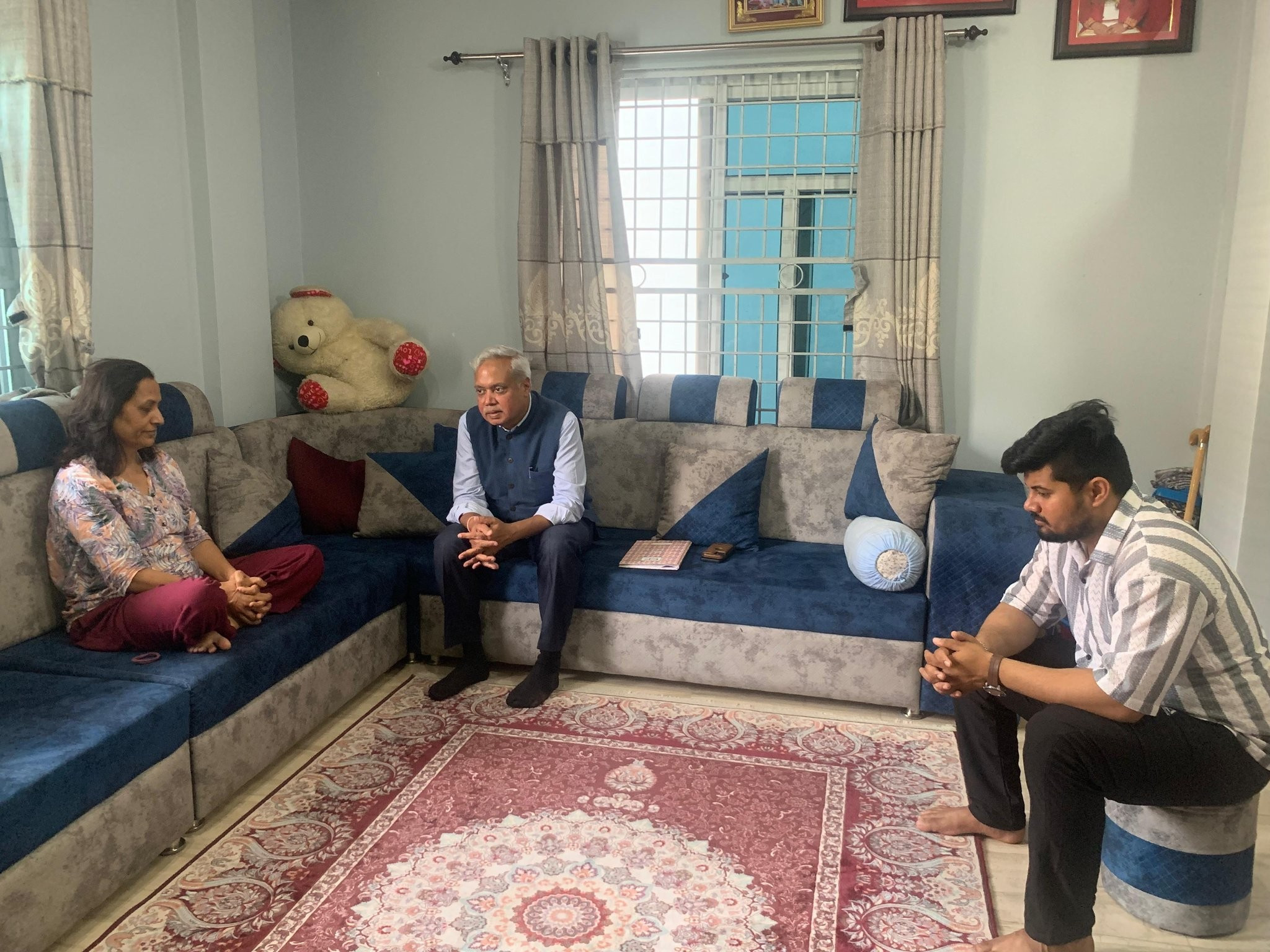 पहलगाममा आतंकवादीले हत्या गरेका न्यौपानेका परिवारलाई भेट्न पुगे भारतीय नियोग प्रमुख