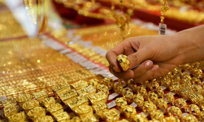 सुनको मूल्यमा सामान्य गिरावट, कतिमा हुँदैछ कारोबार ?