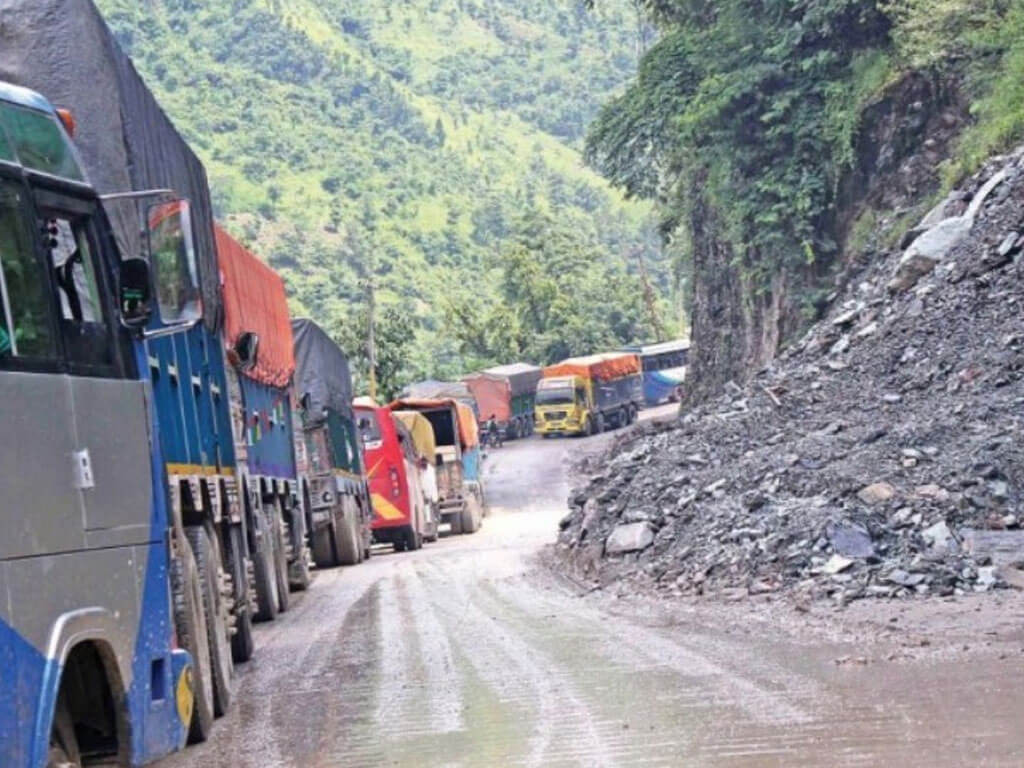 नारायणगढ–मुग्लिन सडक खण्डको जलविरेमा दुईवटा बस एकआपसमा ठक्कर खाँदा सडक पूर्णरूपमा अवरुद्ध