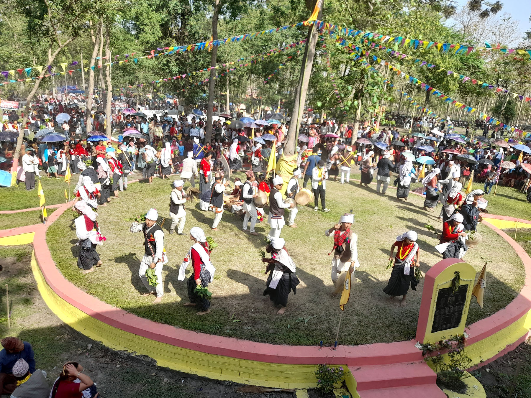 मोरङको लक्ष्मीमार्गस्थित साकेला थानमा साकेला नृत्य प्रस्तुती