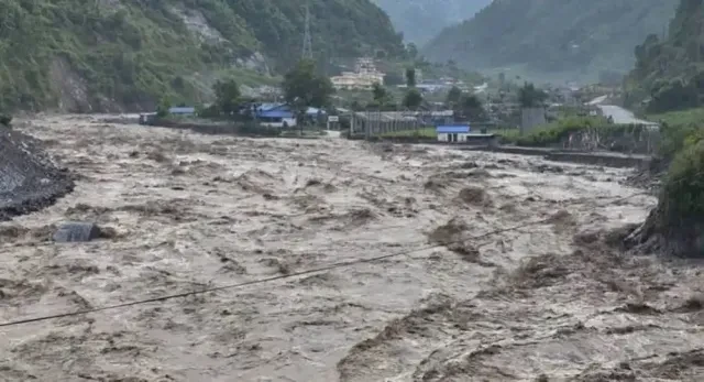 विराट ग्रुपद्वारा बाढीपीडितका लागि ७२ लाख सहयोग