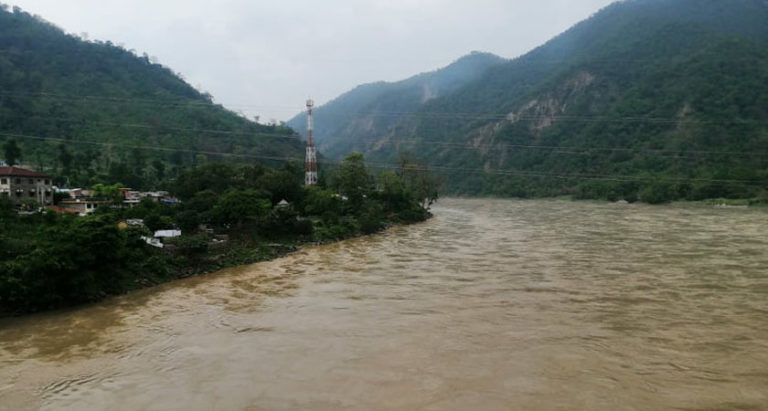 कर्णाली नदीमा पानीको बहाव बढ्दैः तटीय क्षेत्रमा सतर्कता रहन आग्रह