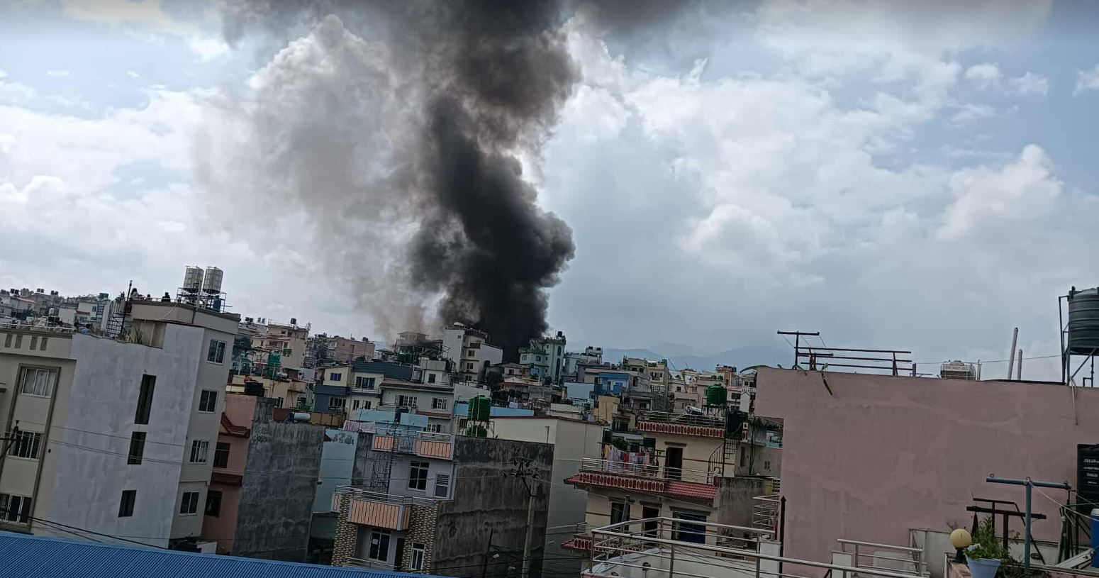 प्रचण्ड निवास खुमलटारमा आगजनी, प्रहरीद्वारा गोली प्रहार