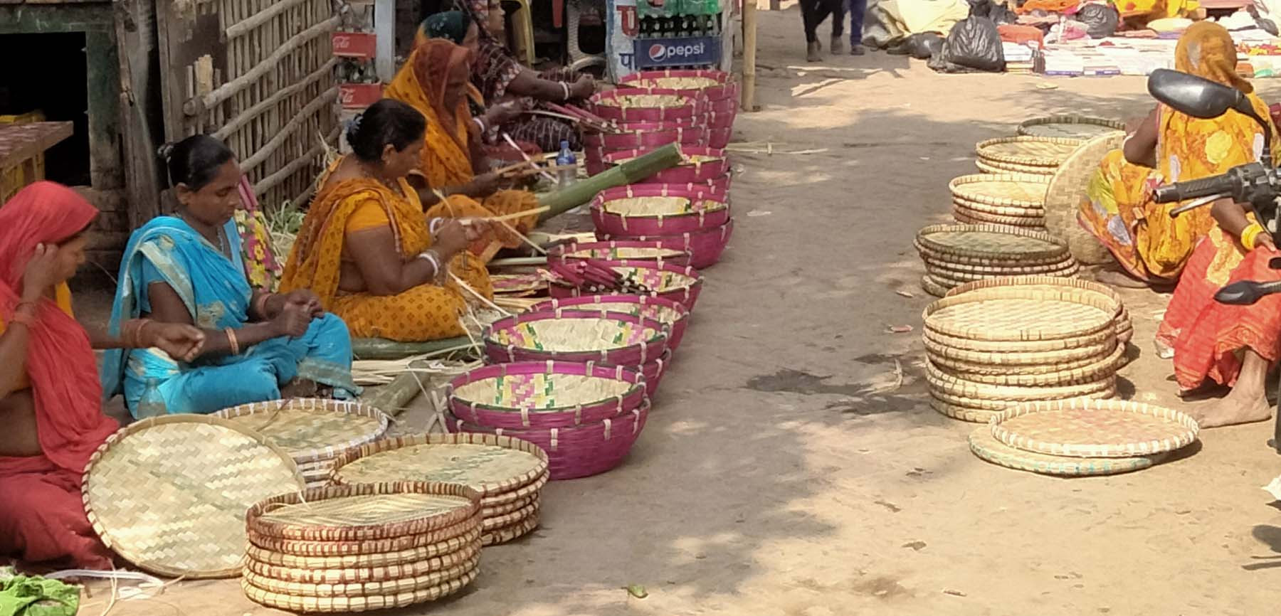 डोम समुदाय हटियामा डालो र नाङ्लो बेच्दै