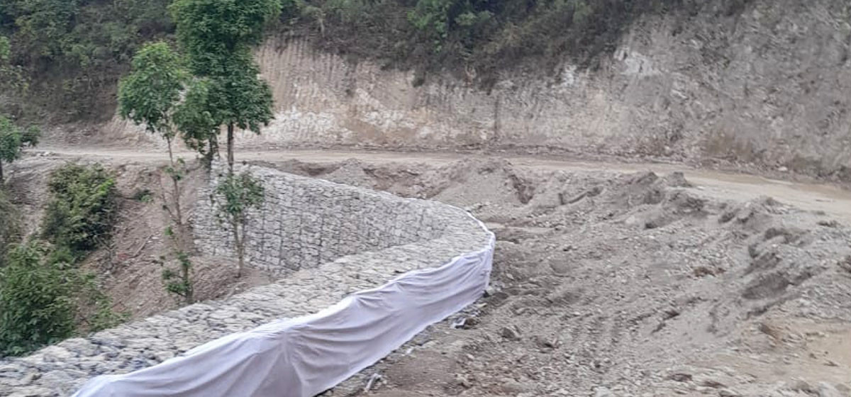 पहिरो र बाढीले देशका विभिन्न राजमार्ग अवरुद्ध